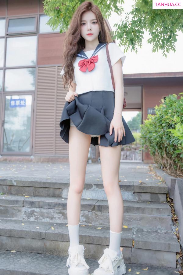   [XiuRen]高清写真图 2024.08.01 No.8948 拍黄瓜girl 制服美腿第8张图片